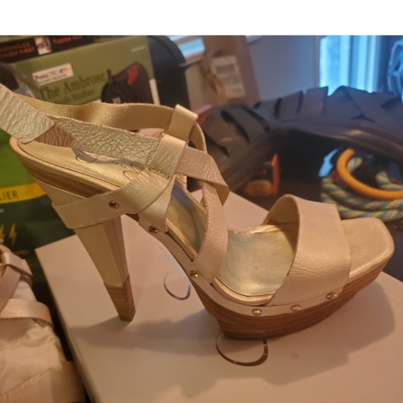 JESSICA SIMPSON Irridescent Cream Leather Platform - Picture 1 of 9